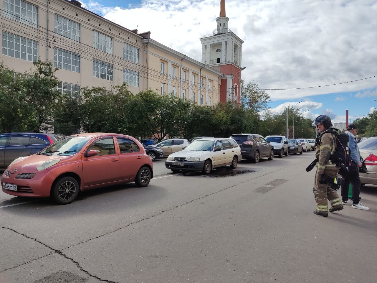 Парковка на Маркса в день пожара