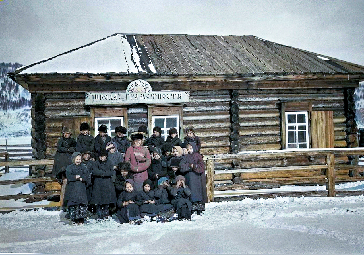 Школа грамотности в деревне Овсянке, 1907 год.