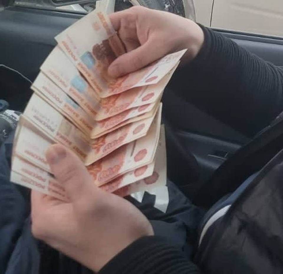 Полицейские вернули жителю Красноярского края забытую куртку с 50 тыс. рублей