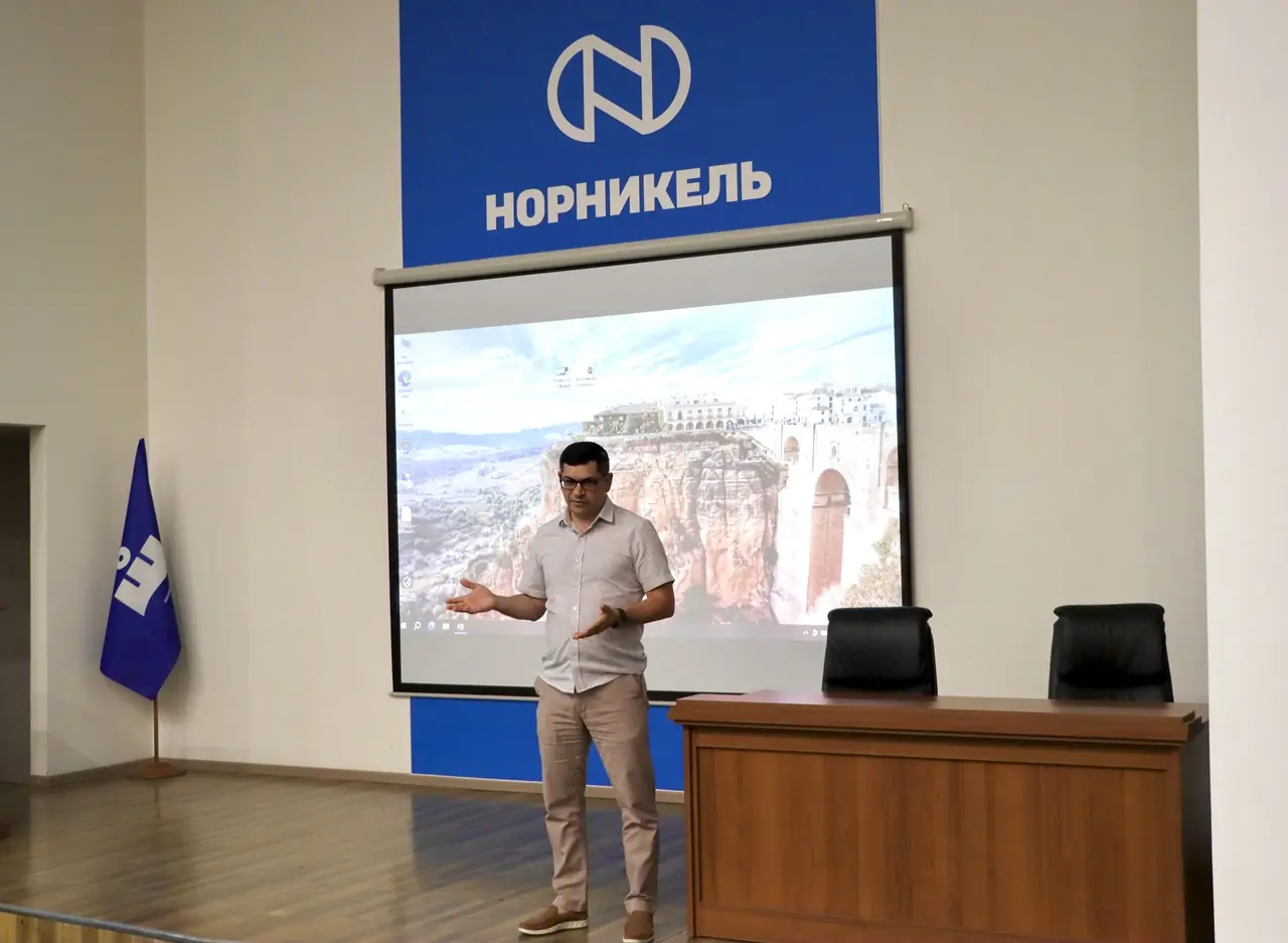 Выступление сотрудника перед трудовым отрядом