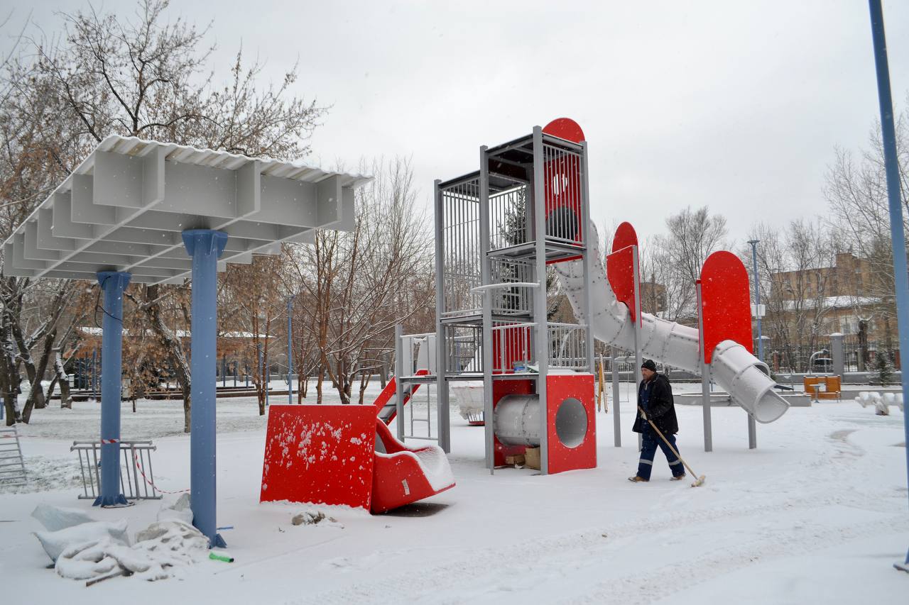 детская площадка в парке зимой