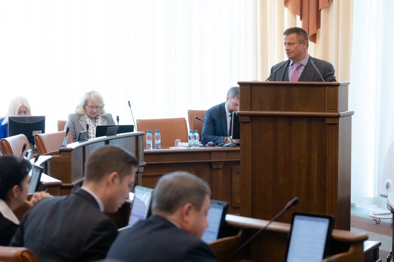 Депутаты задают вопросы Сергею Журавлеву
