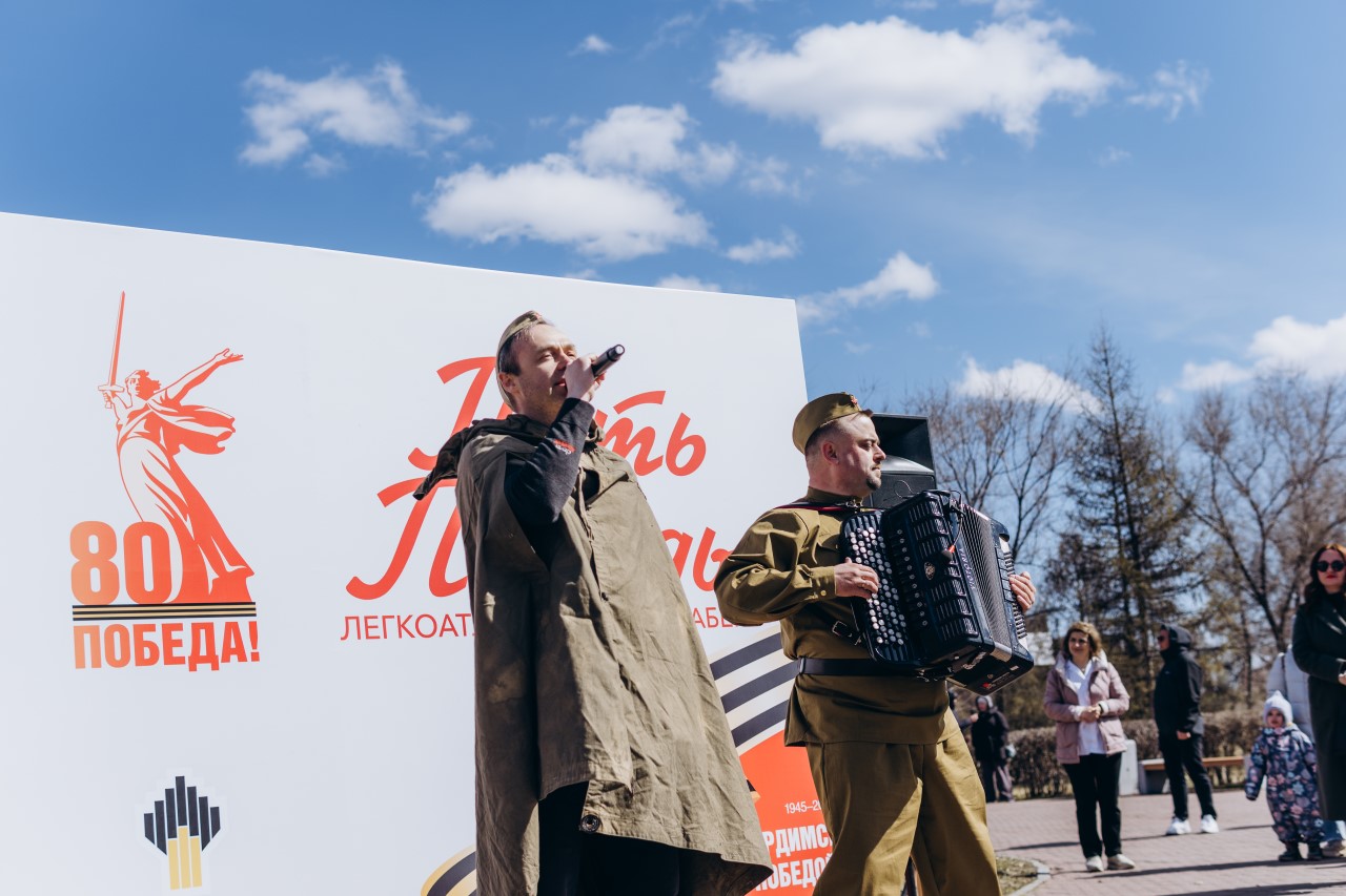 Исполнение песен в сквере