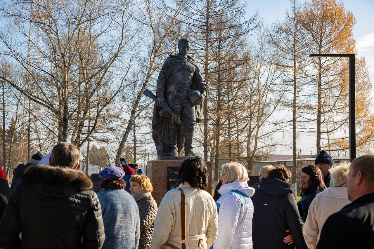 памятник воинам в парке