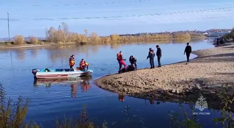 спасатели достают тела из воды