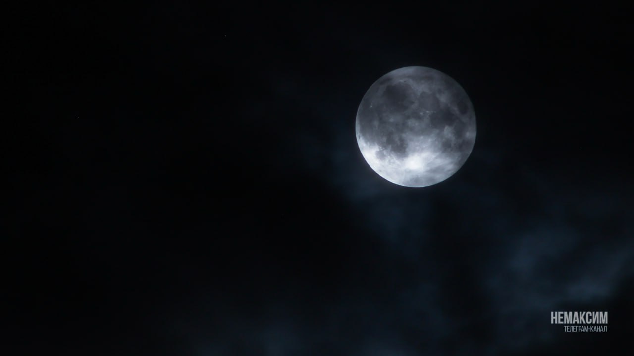 Полная Луна над Красноярском