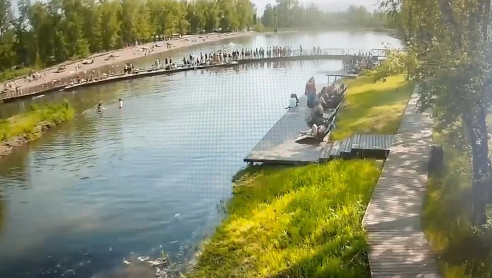 дети купаются в озере татышев парка