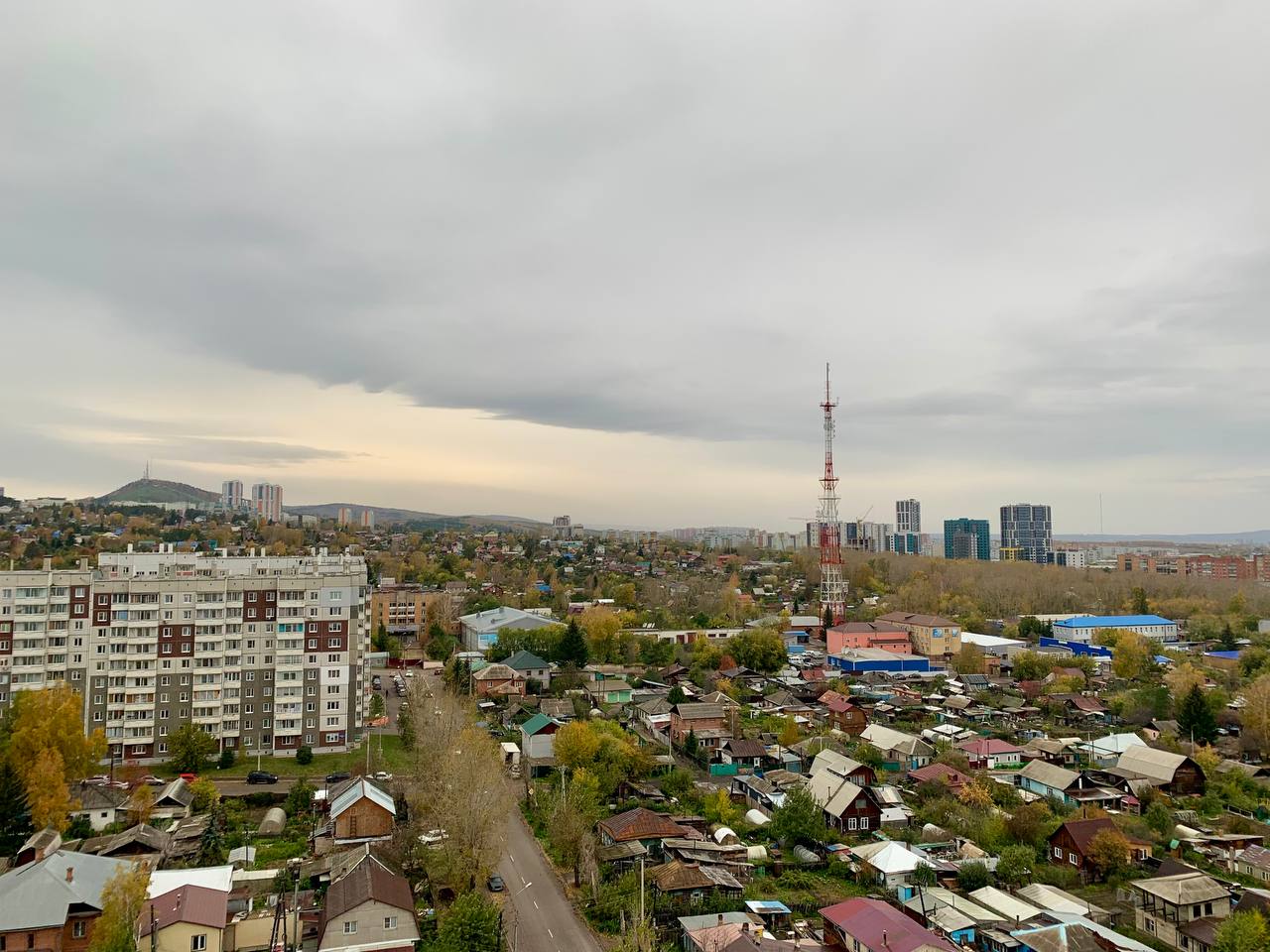 вид на красноярск, пасмурное небо