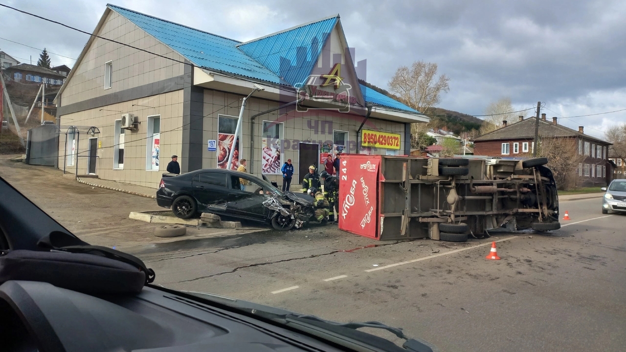 На улице Свердловской в Красноярске при столкновении с иномаркой перевернулся грузовик