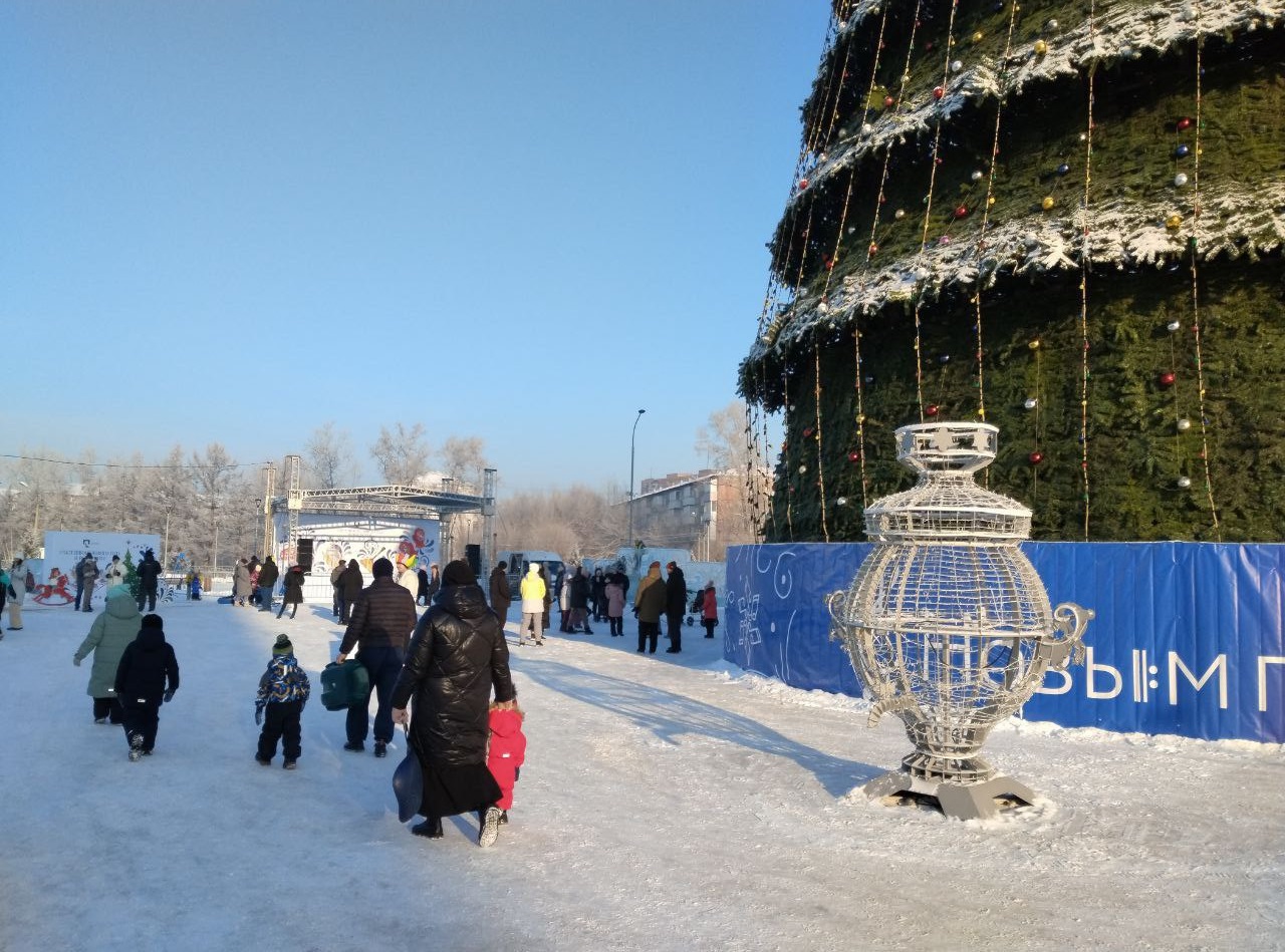 Ледовый городок в сквере Космонавтов