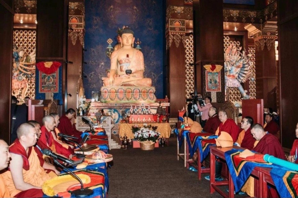 Монахи в буддийском монастыре