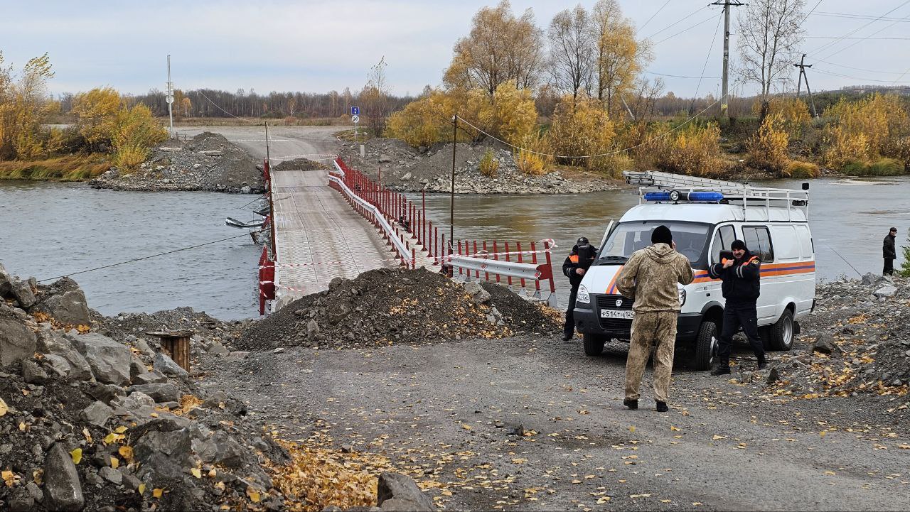 сломанный понтонный мост