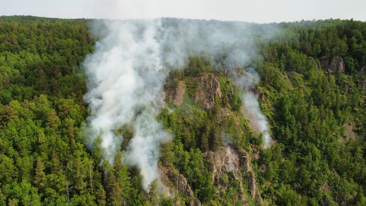 Лес горит прямо на горе, куда не зобраться на машине