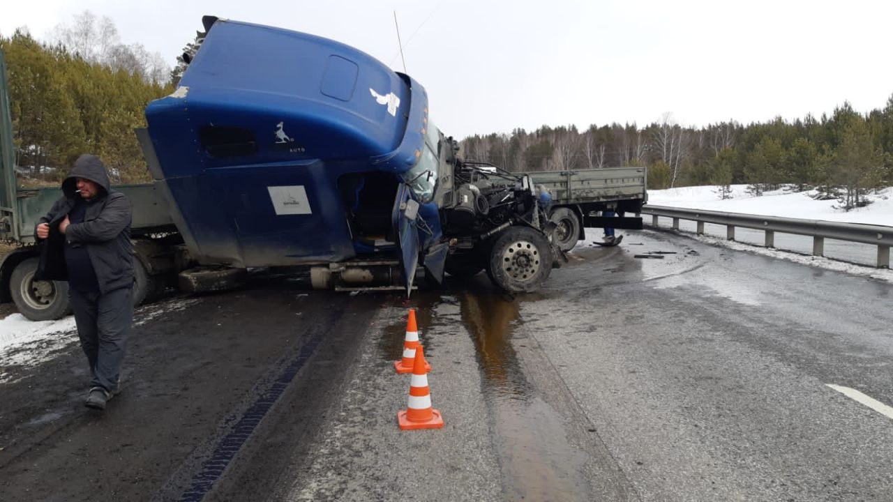 В Ачинском районе упавший грузовик перегородил участок трассы «Сибирь»