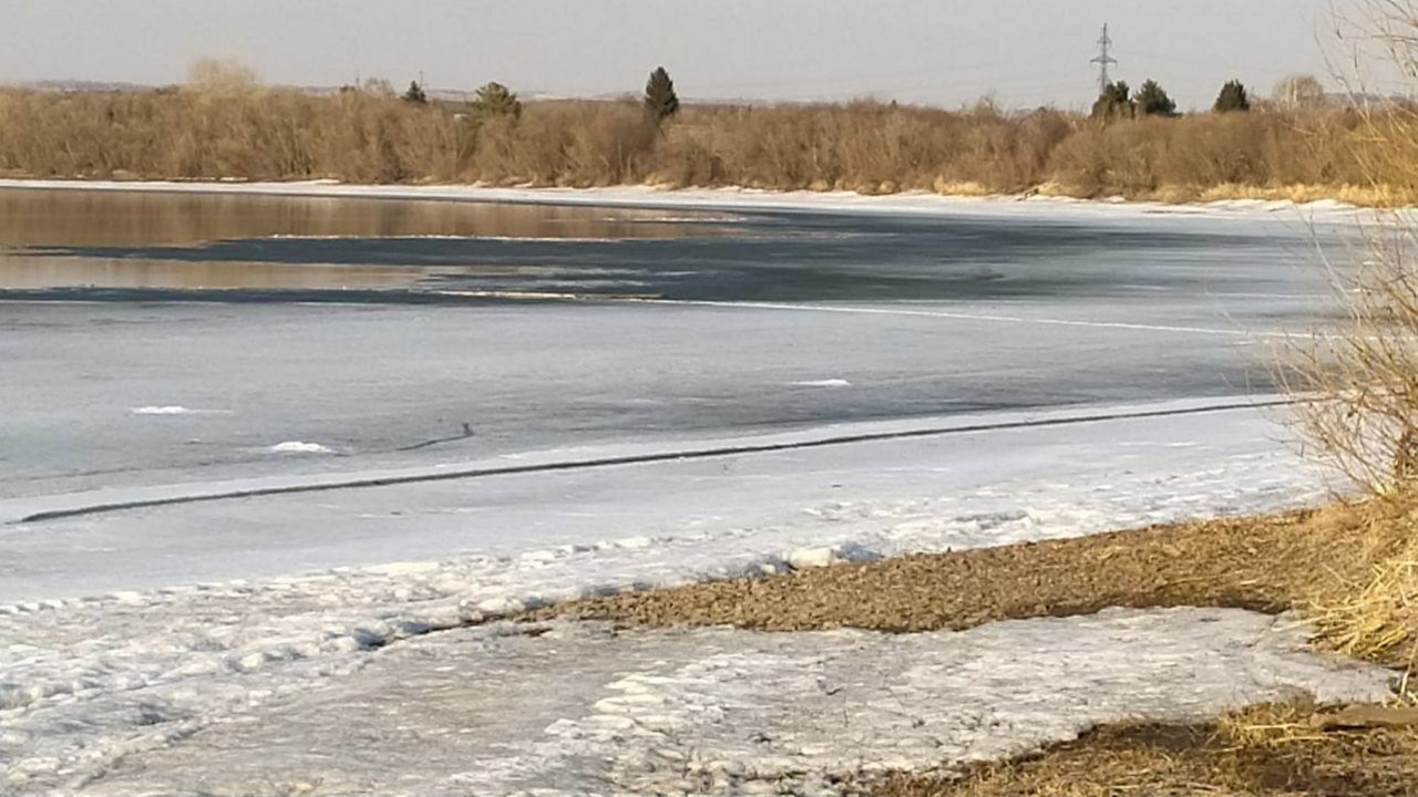 В Канске спасли провалившегося под лед мальчика