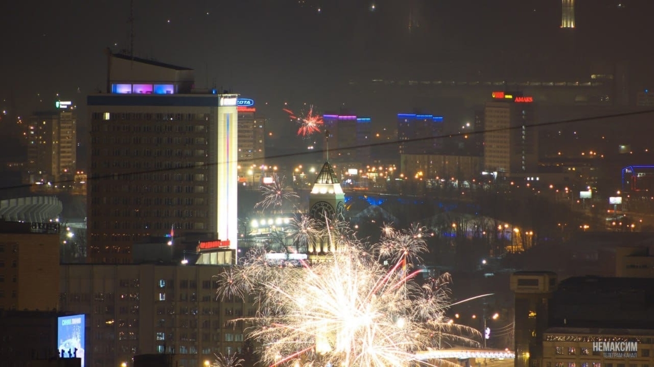 В Красноярске прогремели новогодние фейерверки