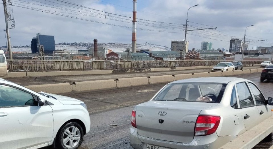 машины едут по Копыловскому мосту