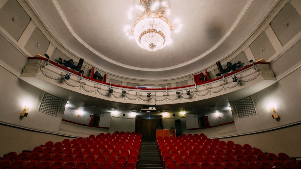 В январе в соцсетях театра сообщали о предстоящем капитальном ремонте. В феврале должна была закрыться на ремонт малая сцена. 