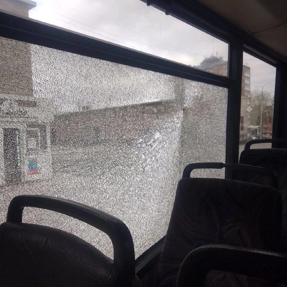 В Ачинске неизвестный выстрелили в окно автобуса