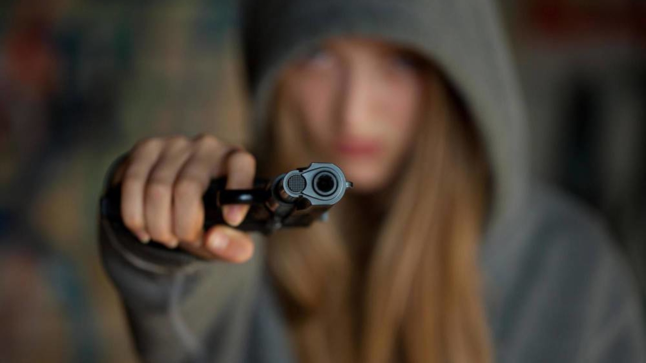 Полиция нашла 14-ленюю девочку с фотографии с пистолетом