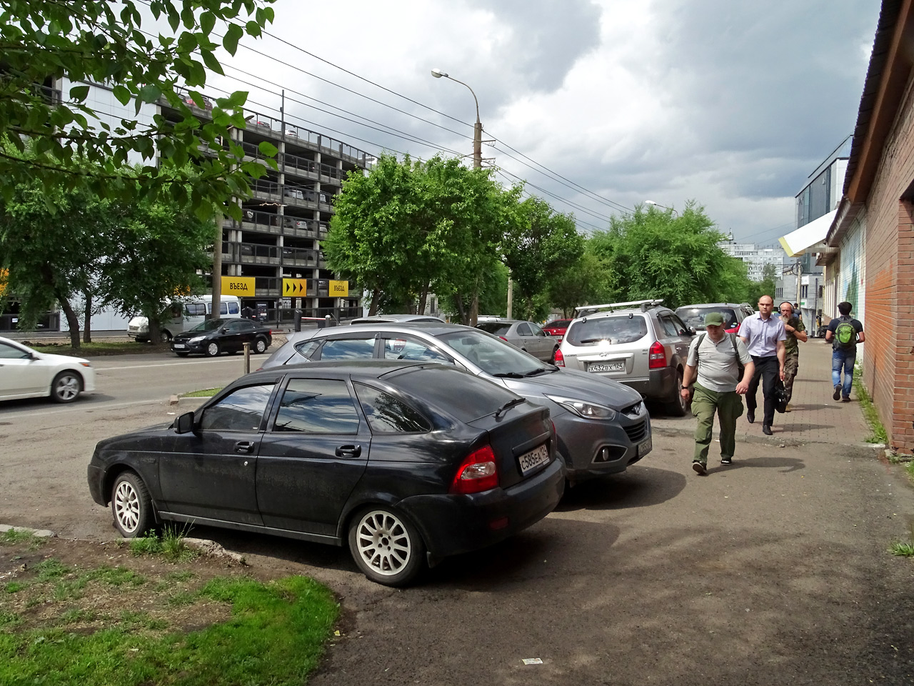 Красноярск парковка на тротуаре