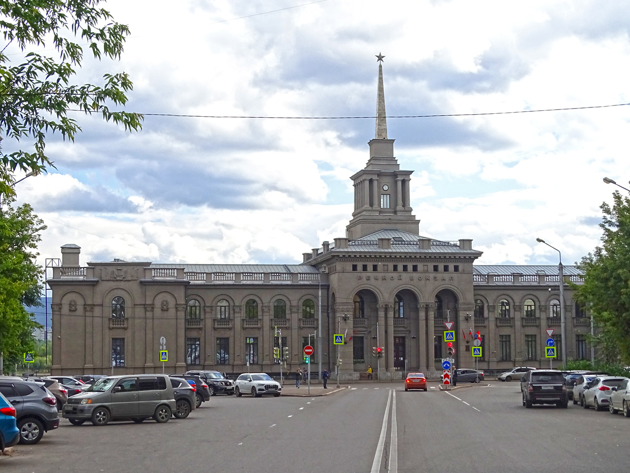 Речной вокзал Красноярск, вид с ул. Парижской Коммуны