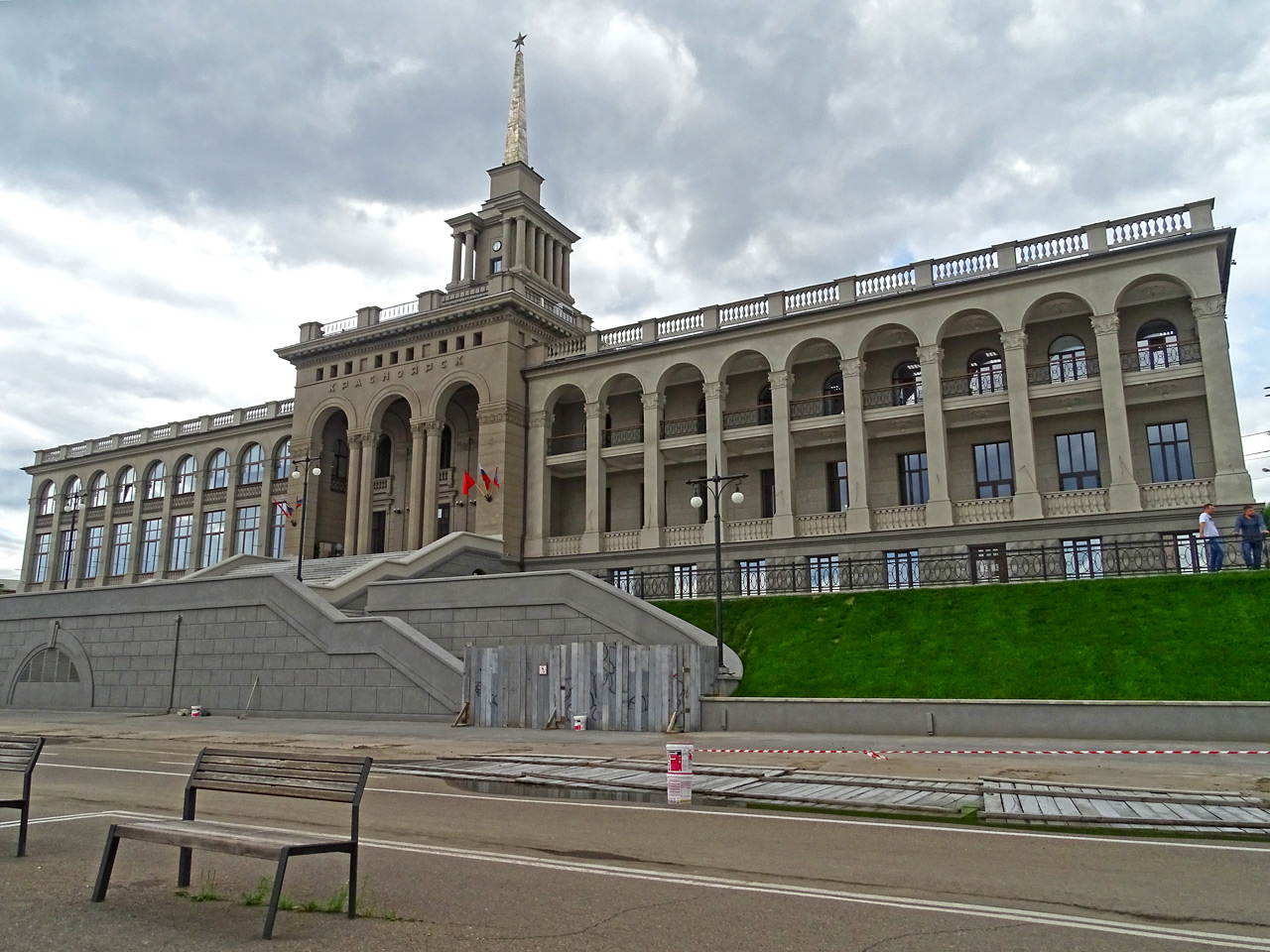 Вид на здание Речного вокзала Красноярска с южной стороны
