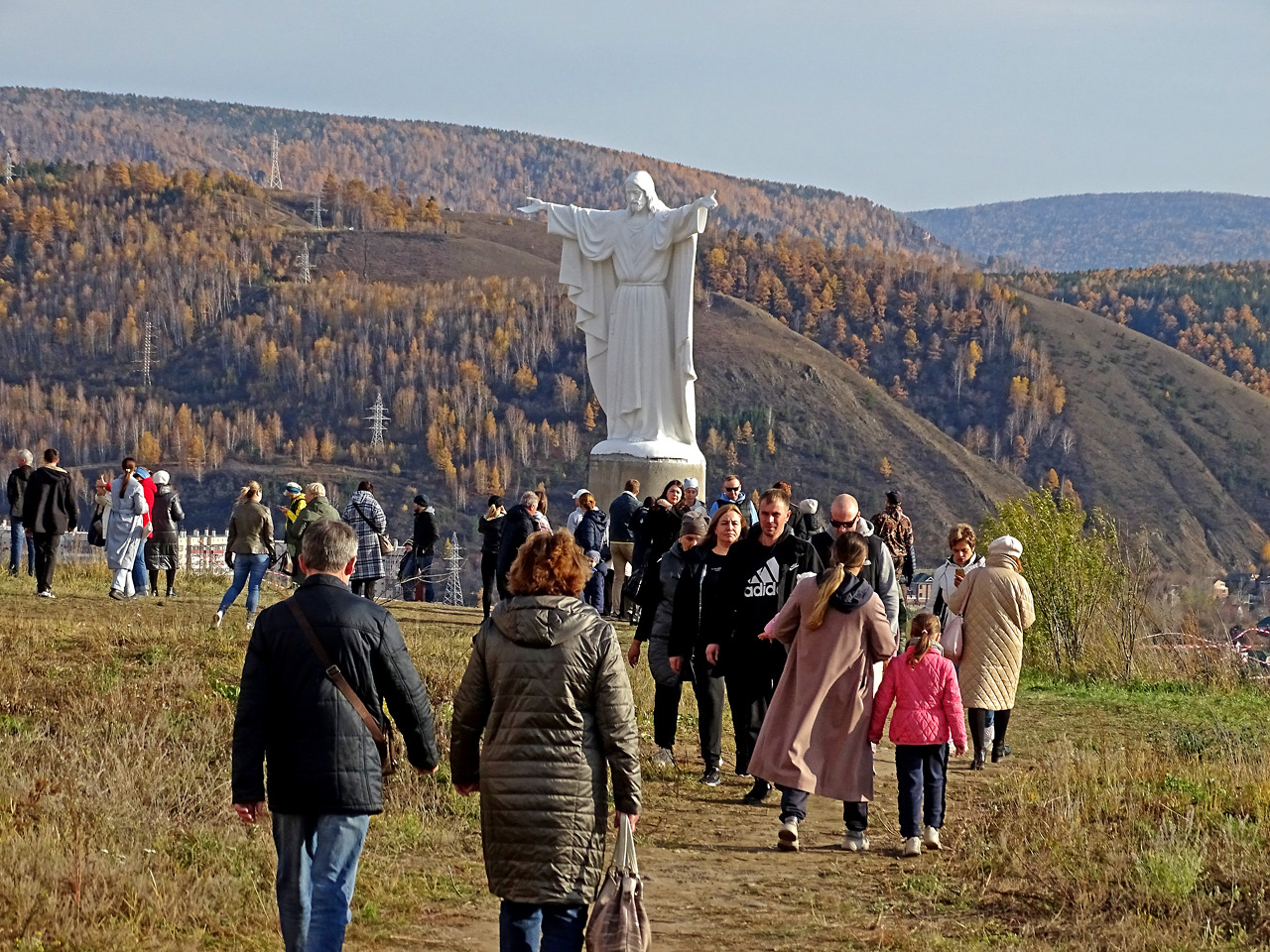 Скульптура статуя Иисуса Христа - Искупителя в Красноярске в Академгородке