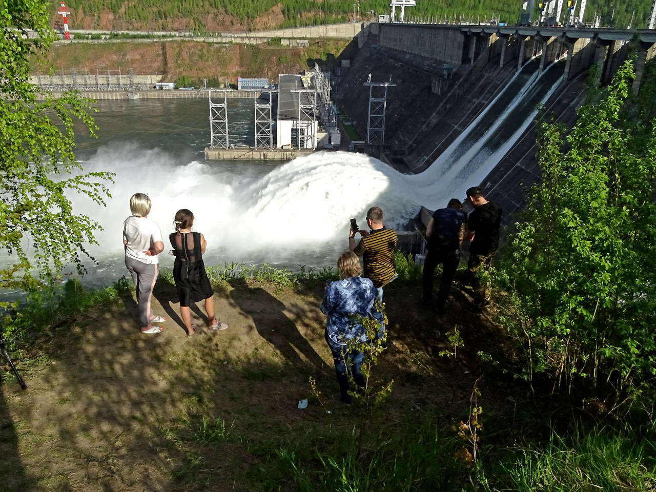 Люди на ГЭС