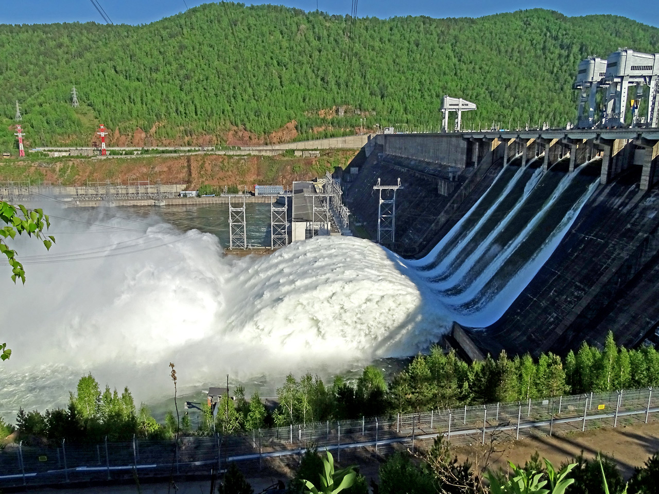 Сброс воды на Красноярской ГЭС