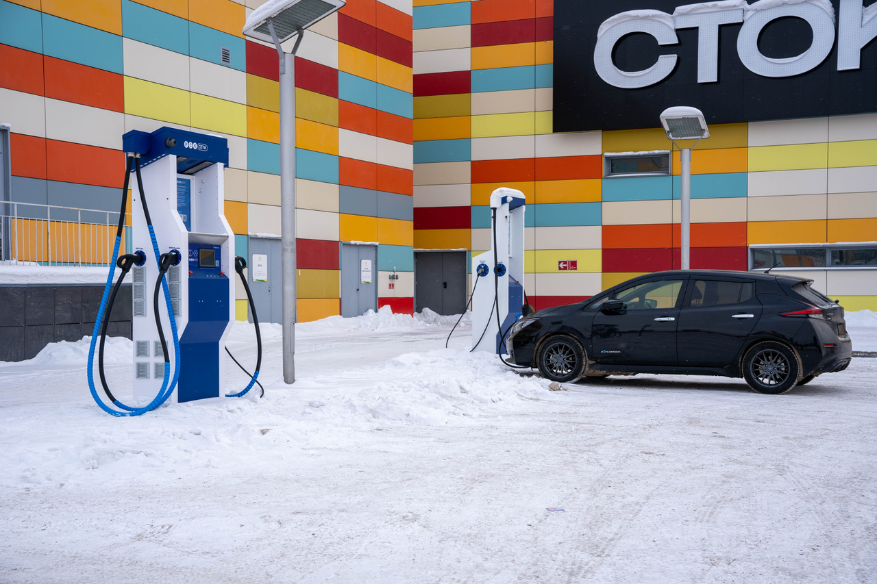 У ТРЦ «Планета» в Красноярске открылся самый большой в РФ зарядный хаб для электромобилей