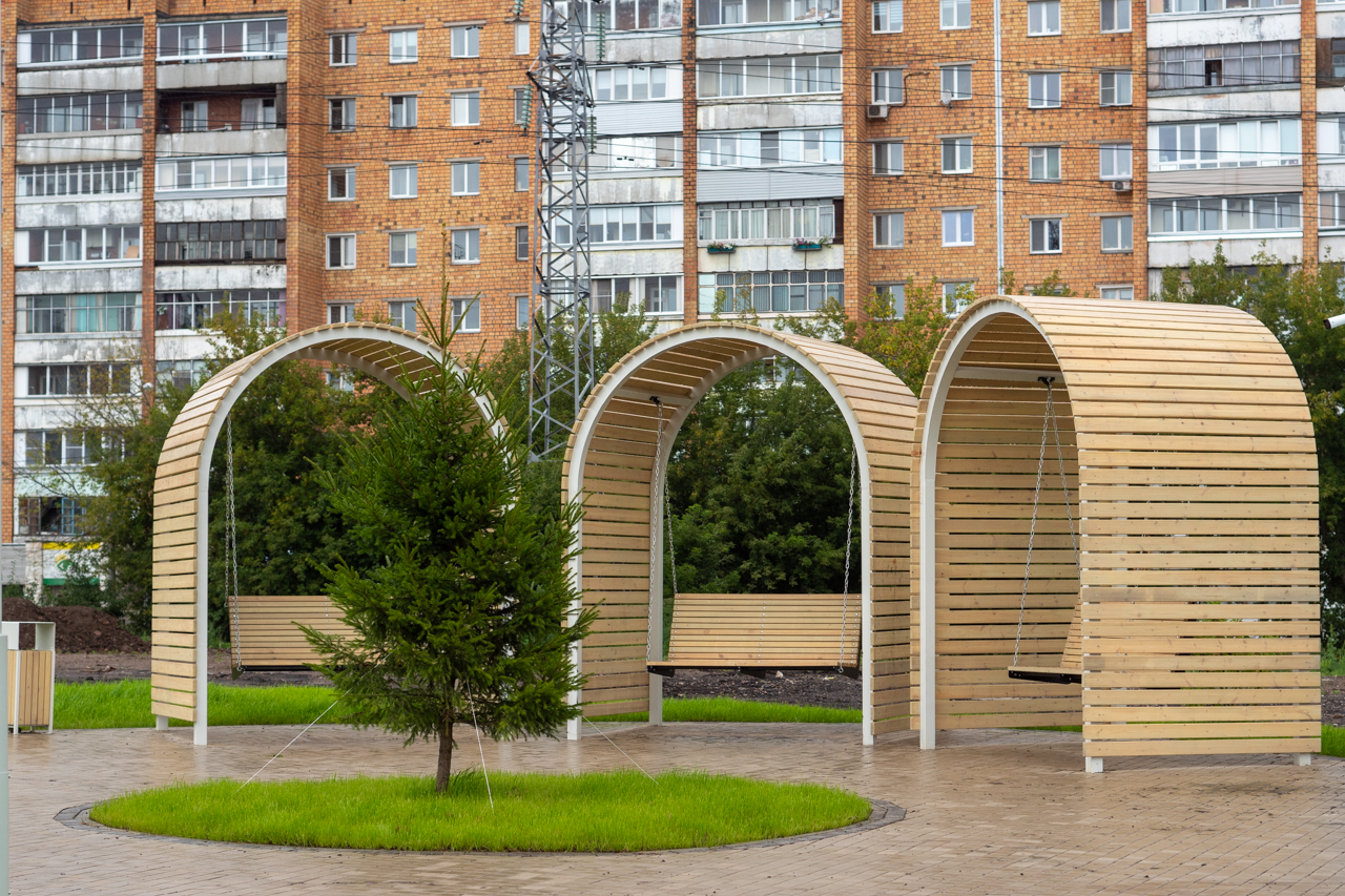 В нижней части посадили елку, чтобы праздновать Новый год