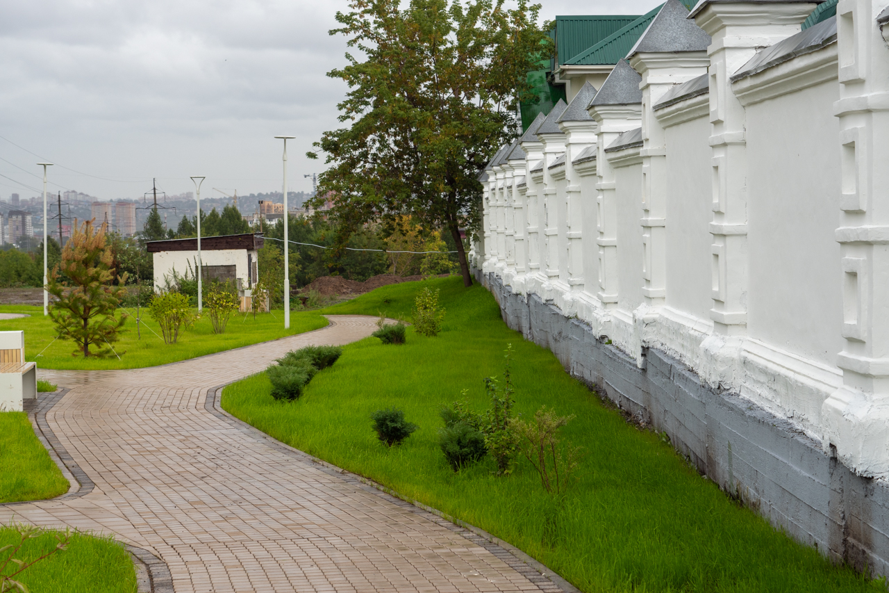 Пространство хорошо сочетается с белой стеной храма