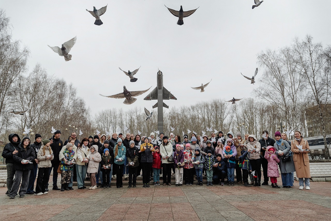 голубей отпустили в небо