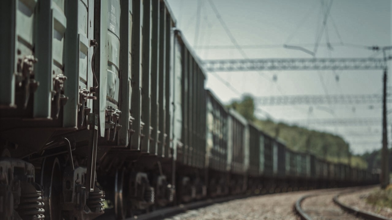 В Красноярском крае грузовой поезд сбил мужчину насмерть