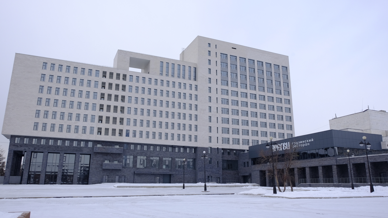 Здание Сибиряка на Театральной почти достроено