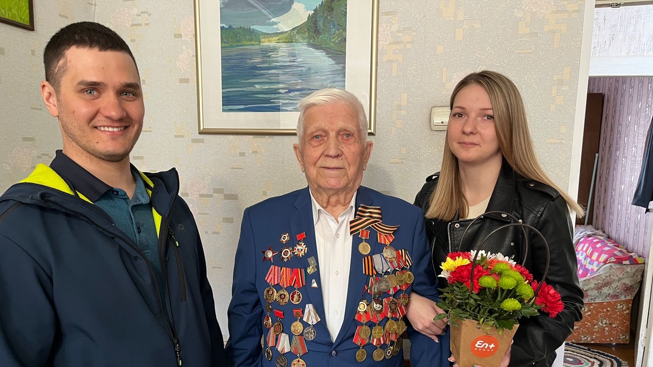 Сотрудники КрасГЭС поздравили ветеранов с Днем Победы