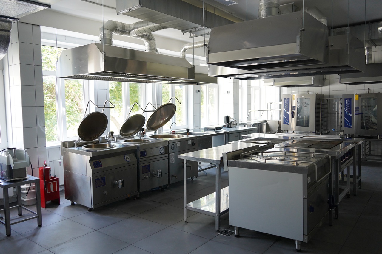 кухня школьной столовой