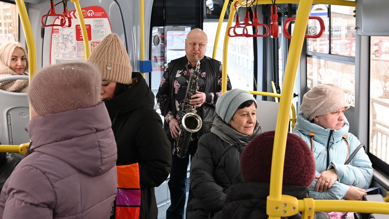 В автобусах Красноярска играет саксофонист