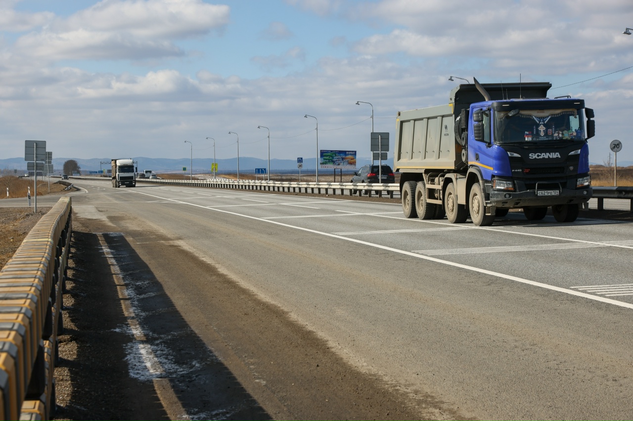 Грузовики на дороге