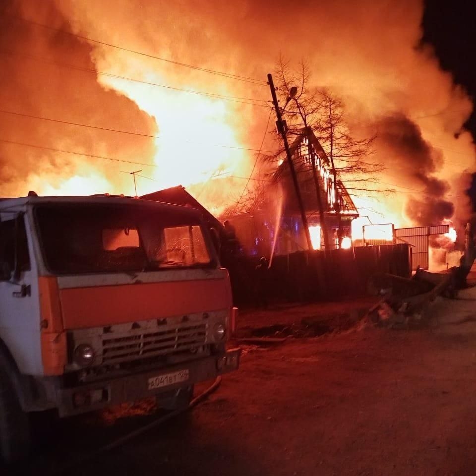 В Канске при возгорании трех домов погиб мужчина