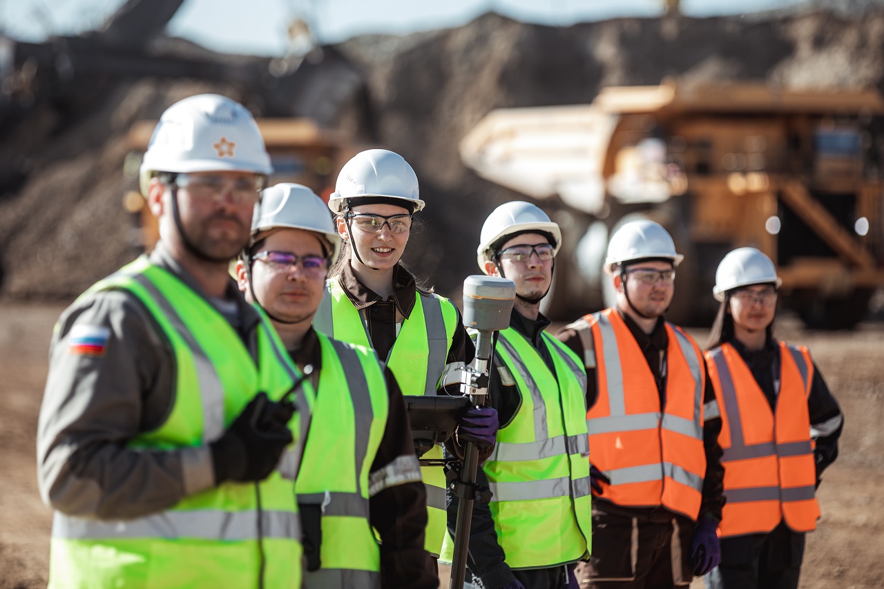 золотодобытчкики на предприятии