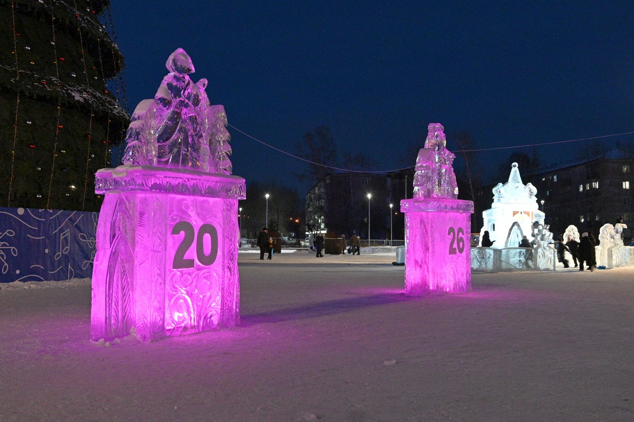 Ледяные фигуры в сквере Космонавтов