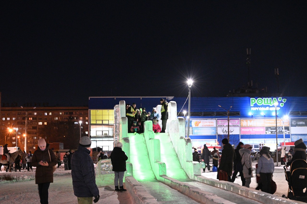 Ледовая горка в сквере Космонавтов