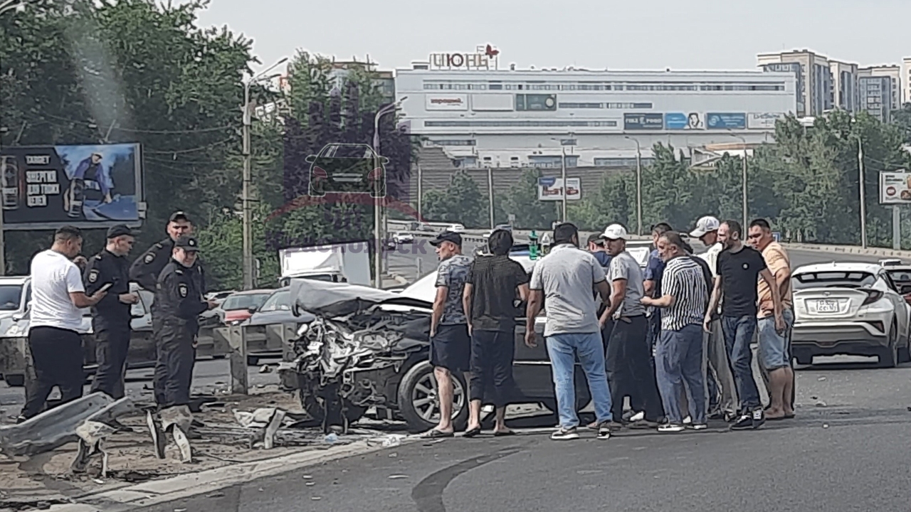 Иномарка влетела в ограждение на Октябрьском мосту