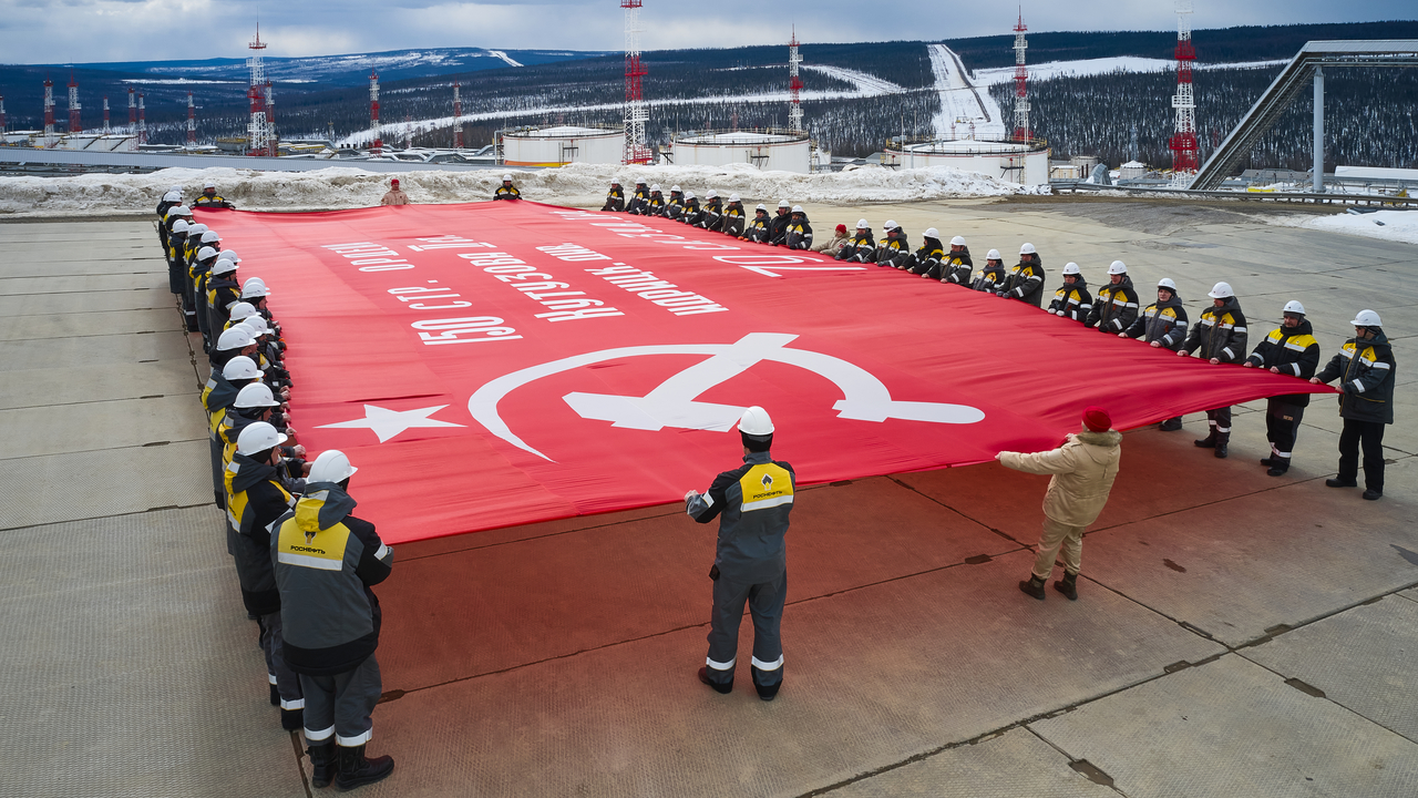 Сотрудники «Востсибнефтегаз» развернули знамя Победы на месторождении