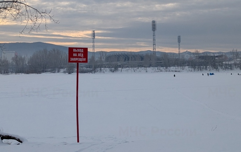 Красноярские спасатели ловят рыбаков на опасном льду