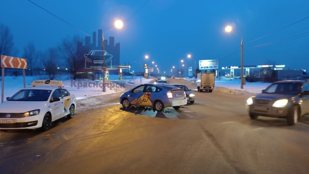На улице Славы пассажирка такси пострадала в аварии