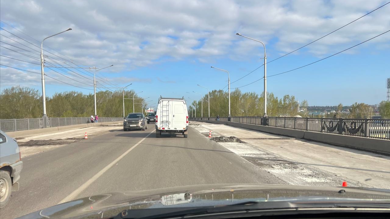 Коммунальный мост в Красноярске сковали пробки