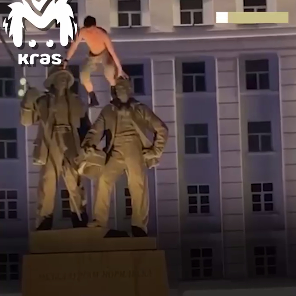 В Норильске пьяный мужчина забрался на памятник